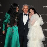 Regisseur Baz Luhrmann fühlt sich neben Asia Chow in Smaragdgrün und Eva Chow im weißen Feder-Kleid sichtlich wohl.