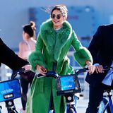 Kendall Jenner genießt eine herbstliche Fahrradtour durch New York, und wir genießen den Anblick ihres lässigen, grünen Ledermantels im Retro-Look.