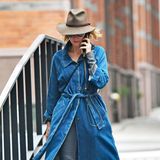 Naomi Watts' Denim-Variante eines Trenchcoats ist besonders zusammen mit dem Hut an Lässigkeit kaum zu überbieten.