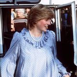 April 1984: Ob Lady Diana hier schon wusste, dass ihr zweites Kind ebenfalls ein Junge sein wird? Das hellblaue Kleid könnte zumindest ein versteckter Hinweis gewesen sein. 