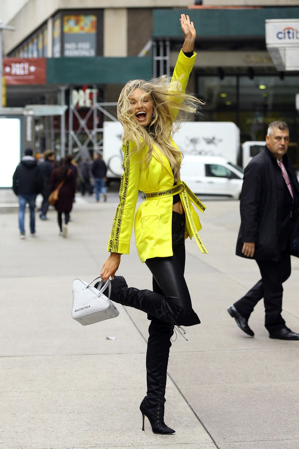 Auf dem Catwalk von Victoria's Secret ist Romee Strijd ein alter Hase, denn seit 2014 modelt sie für die Unterwäsche-Marke. In einer knallgelben Lederjacke und schwarzen Overknees macht sie sich auf zum letzten Fitting vor der großen Show und flippt vor Freude aus! Auf dem Catwalk von Victoria's Secret ist Romee Strijd ein alter Hase, denn seit 2014 modelt sie für die Unterwäsche-Marke. In einer knallgelben Lederjacke und schwarzen Overknees macht sie sich auf zum letzten Fitting vor der großen Show und flippt vor Freude aus!