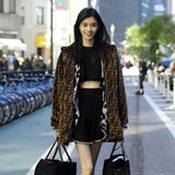 Bepackt mit zwei großen Goodie Bags verlässt Ming Xi das Headquarter von Victoria's Secret in New York. Auch sie wird ihren grazilen Körper für das Wäsche-Label in Szene setzen. 