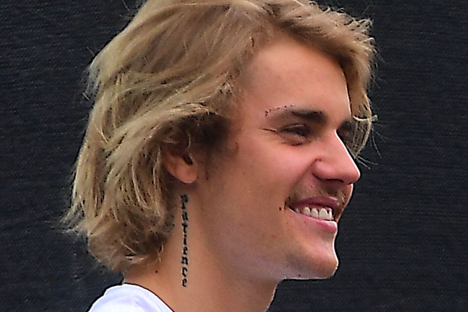 Zwei Tage nach dem Termin bei Tätowierer Bang Bang ist das feine Tattoo über Justin Biebers Augenbraue noch gut zu sehen. Im Laufe der Zeit wurde der Schriftzug deutlich blasser.