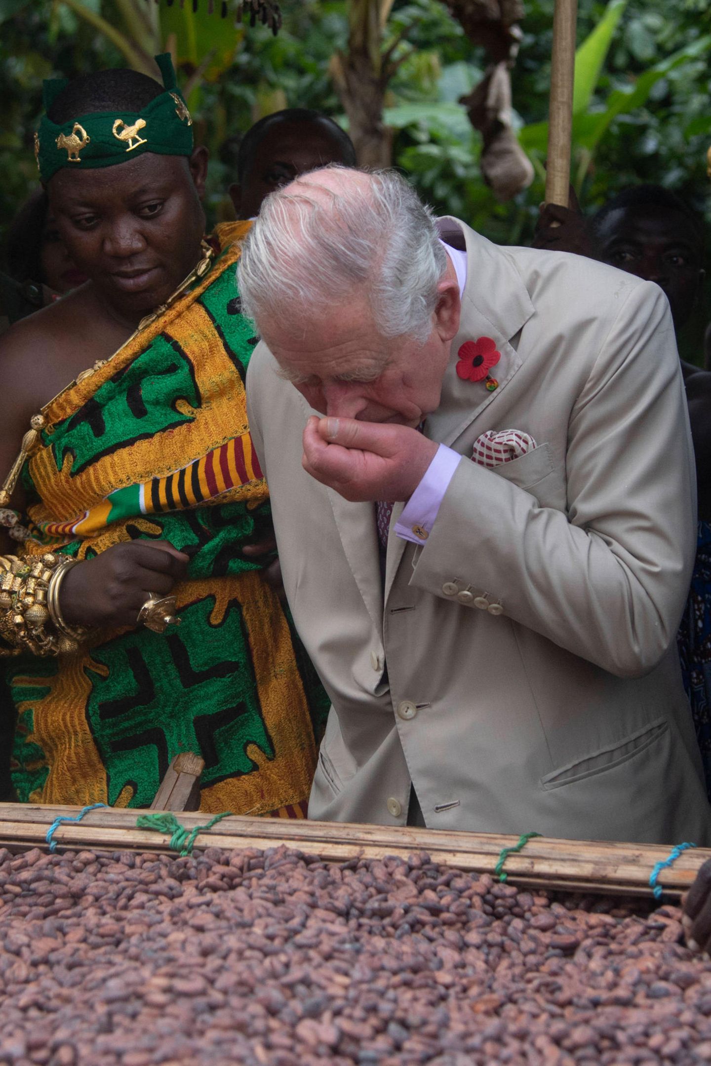 4. November 2018  Prinz Charles schnuppert bei einem Besuch auf einer Kakaofarm in Ghana genüsslich an den Bohnen. 