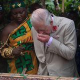 4. November 2018  Prinz Charles schnuppert bei einem Besuch auf einer Kakaofarm in Ghana genüsslich an den Bohnen. 