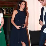 An Tag 3 ihrer Auslandsreise im Oktober 2018 besuchen Herzogin Meghan und Prinz Harry Aucklands "War Memorial Museum". Hier beweist Meghan viel Geschmack in einem dunklen Kleid mit Neckholder ähnlichem Schnitt.