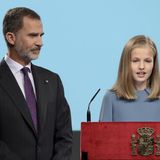 31. Oktober 2018   Prinzessin Leonor von Spanien hat bei ihrer ersten öffentlichen Rede für die zukünftigen Auftritte als Königin geübt. Dabei verzaubert die Thronfolgerin vor allem ihre Eltern König Felipe und Königin Letizia. Stolz begutachtet König Felipe seine Tochter. 