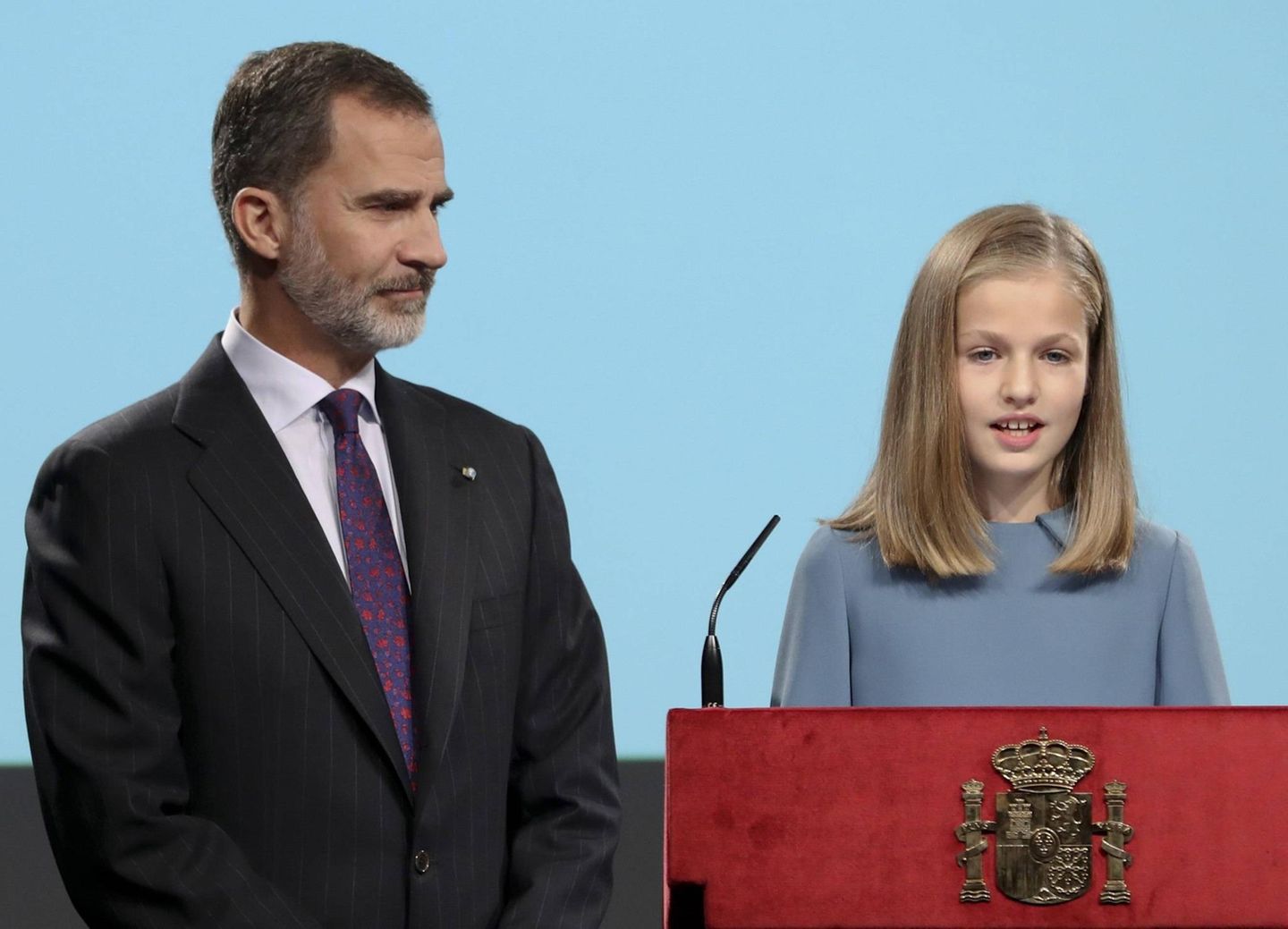 31. Oktober 2018   Prinzessin Leonor von Spanien hat bei ihrer ersten öffentlichen Rede für die zukünftigen Auftritte als Königin geübt. Dabei verzaubert die Thronfolgerin vor allem ihre Eltern König Felipe und Königin Letizia. Stolz begutachtet König Felipe seine Tochter. 