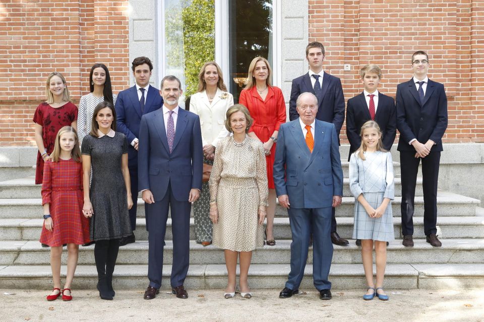 5. November 2018   Dieses Familienfoto der spanischen Königsfamilie ist eine kleine Sensation. Fast sieben Jahre ist es her, dass wir die gesamte spanische Königsfamilie auf einem Bild gesehen haben. Doch zum Geburtstag ihrer Großmutter Sofía sind nicht nur ihre Enkelinnen Leonor und Sofía gekommen, sondern auch all ihre Cousins und Cousinen. 