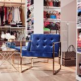 Zwischen ihren Handtaschen befindet sich außerdem diese hübsche Sessel des trendigen Interior-Shops, der auch schon Chiaras Büro ausgestattet hat. 