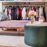 Und weil die Outfit-Wahl bei so vielen tollen Looks manchmal etwas dauert, ist ihr begehbarer Schrank nicht nur mit ausreichend Kleiderstangen ausgestattet, sondern lädt durch weitere Möbel auch zum Verweilen ein. Das Zentrum bilden zum Beispiel dieser samtige Chaiselongue samt Beistelltisch von Westwing.de.