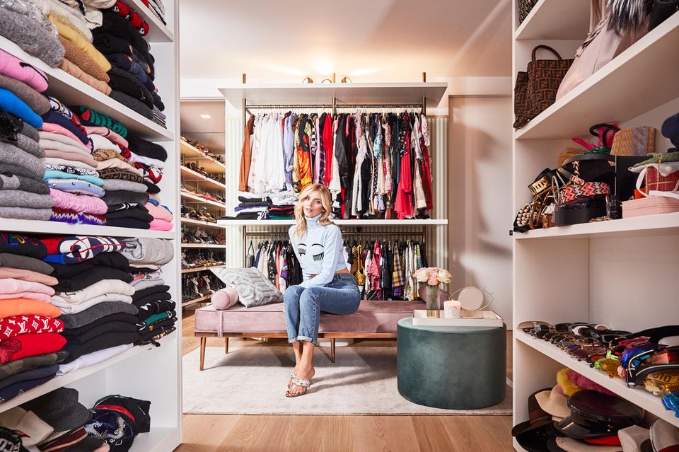 Modebloggerin Chiara Ferragni lebt für coole Looks, neue Trends und besondere Fashion-Stücke. Kein Wunder also, dass sie für ihre Lieblinge gleich einen großen Raum anstatt einen kleinen Schrank hat. In ihrem Walk-In-Closet in ihrer Mailänder Wohnung hat sie ihre It-Pieces so immer perfekt im Blick.