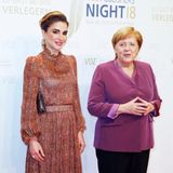Königin Rania und Angela Merkel bei der VDZ Publisher's Night in der Hauptstadtrepräsentanz der Deutschen Telekom in Berlin. Der jordanische Royal übergab der Bundeskanzlerin den Ehrenpreis Goldene Victoria.