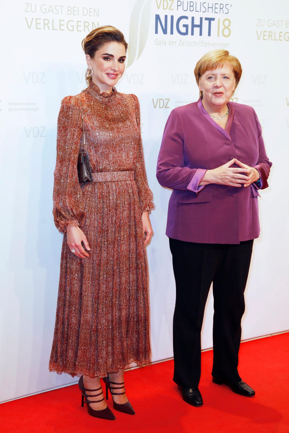 Königin Rania und Angela Merkel bei der VDZ Publisher's Night in der Hauptstadtrepräsentanz der Deutschen Telekom in Berlin. Der jordanische Royal übergab der Bundeskanzlerin den Ehrenpreis Goldene Victoria. Königin Rania und Angela Merkel bei der VDZ Publisher's Night in der Hauptstadtrepräsentanz der Deutschen Telekom in Berlin. Der jordanische Royal übergab der Bundeskanzlerin den Ehrenpreis Goldene Victoria.