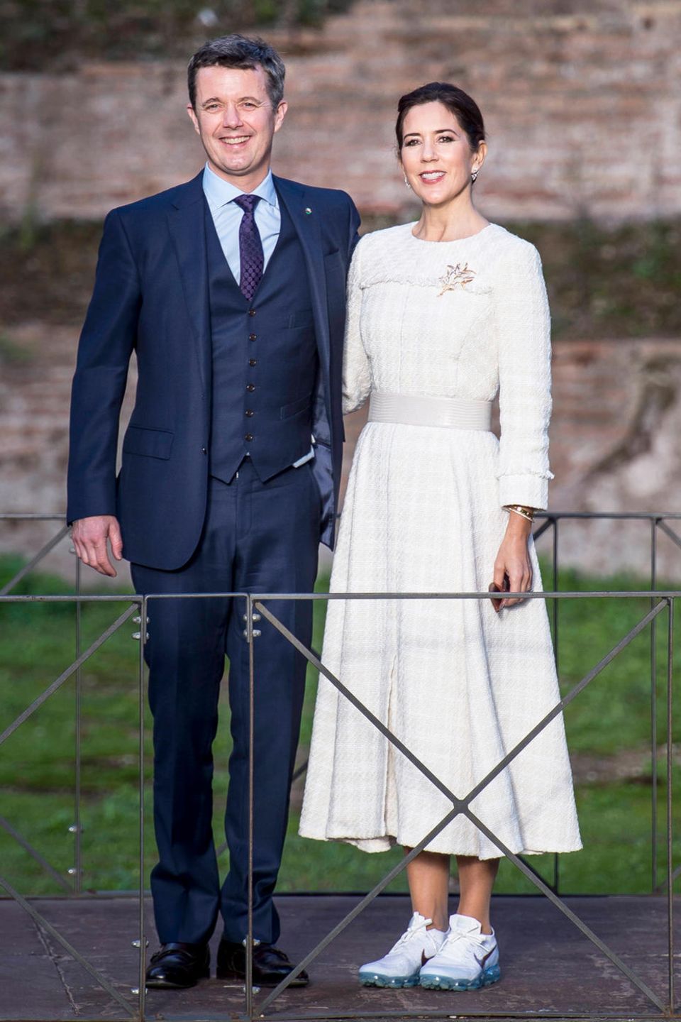Prinz Frederik und Prinzessin Mary besuchen im Rahmen ihrer Italien-Reise die Terme Di Caracalla in Rom. Mary trägt ein weißes Kleid, in dem sie an der Seite ihres Ehemanns eine gewohnt gute Figur macht. Überraschend ist hingegen die Wahl ihres Schuhwerks. Die dänische Prinzessin trägt Sneaker statt High Heels. Grund dafür ist vermutlich der unebene Bodenbelag vor Ort. Prinz Frederik und Prinzessin Mary besuchen im Rahmen ihrer Italien-Reise die Terme Di Caracalla in Rom. Mary trägt ein weißes Kleid, in dem sie an der Seite ihres Ehemanns eine gewohnt gute Figur macht. Überraschend ist hingegen die Wahl ihres Schuhwerks. Die dänische Prinzessin trägt Sneaker statt High Heels. Grund dafür ist vermutlich der unebene Bodenbelag vor Ort.