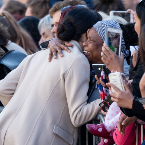 In Szenen wie dieser vom 3. Oktober 2018, als Meghan im britischen Chichester einen Fan in der Menge umarmt, sehen Sicherheitskräfte des Palastes ein Problem