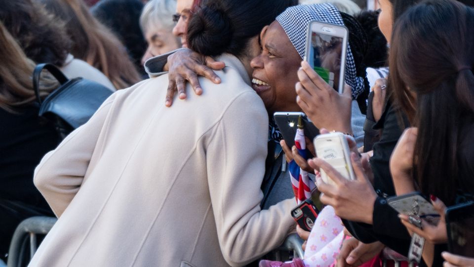 In Szenen wie dieser vom 3. Oktober 2018, als Meghan im britischen Chichester einen Fan in der Menge umarmt, sehen Sicherheitskräfte des Palastes ein Problem