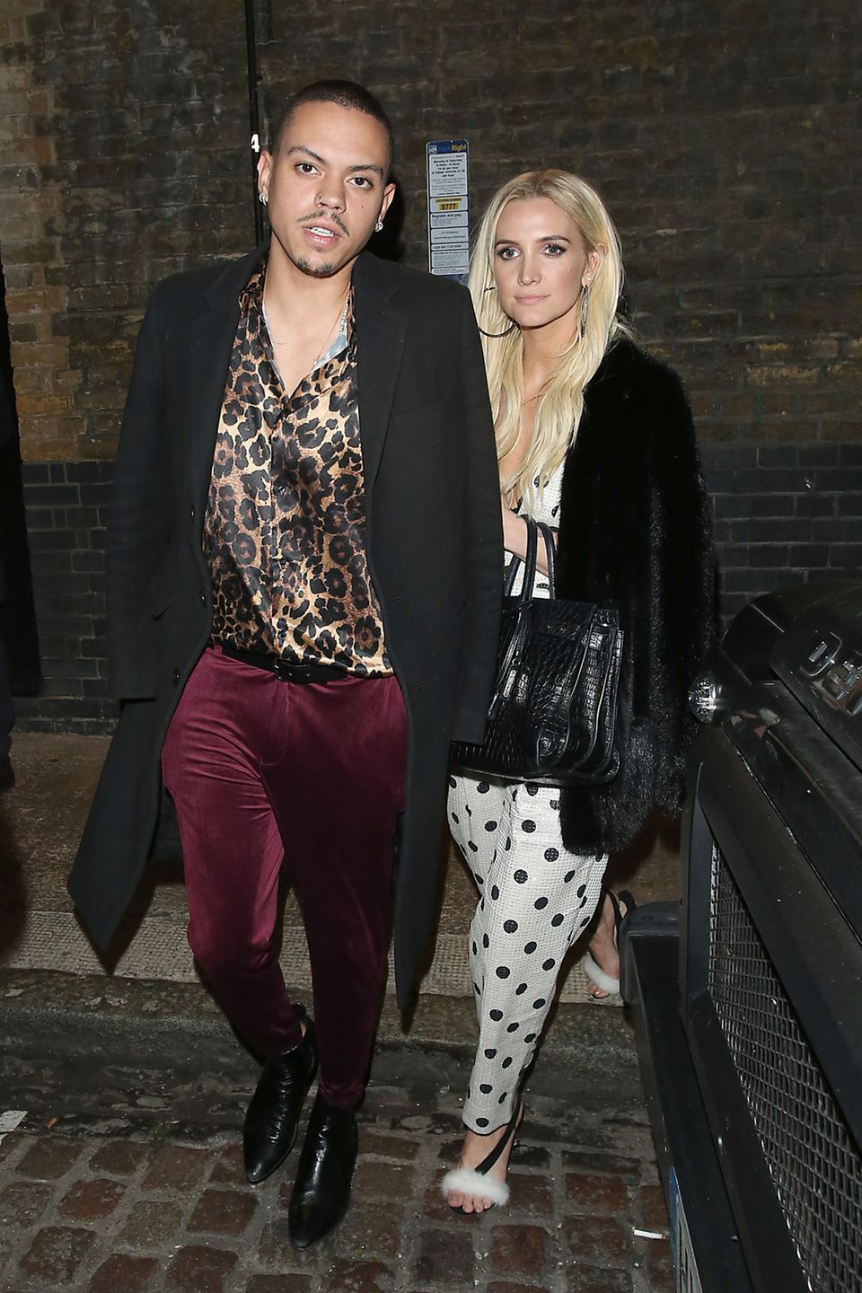 Wilder Mustermix: Evan Ross und Ashlee Simpson haben es bei ihrer Date-Night in London wohl etwas zu gut gemeint. Während der Schauspieler auf eine Kombination aus rotem Samt und Leopardenprint setzt, zeigt sich Ashlee in einem Jumpsuit mit großen schwarzen Punkten. Als wäre der schwarz-weiße Anzug nicht schon auffällig genug, wählt die Amerikanerin Heels mit hellem Plüsch. Im Gesamten vielleicht etwas zu viel des Guten. Wilder Mustermix: Evan Ross und Ashlee Simpson haben es bei ihrer Date-Night in London wohl etwas zu gut gemeint. Während der Schauspieler auf eine Kombination aus rotem Samt und Leopardenprint setzt, zeigt sich Ashlee in einem Jumpsuit mit großen schwarzen Punkten. Als wäre der schwarz-weiße Anzug nicht schon auffällig genug, wählt die Amerikanerin Heels mit hellem Plüsch. Im Gesamten vielleicht etwas zu viel des Guten.