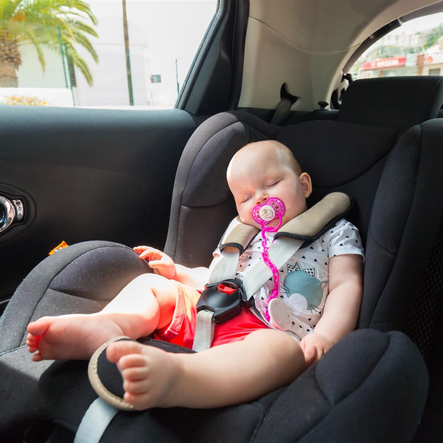 Die Zurück Säugling Kind Wird Gegenüber Baby-Autositz-Rückspiegel-Sicherheit 
