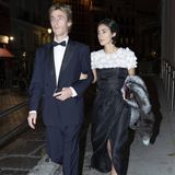Für eine Theatergala in Madrid haben sich Prinz Christian von Hannover und seine Frau Alessandra in Schale geschmissen. Während er einen schwarz-blauen Anzug und Fliege trägt, entscheidet sie sich für ein schwarzes Kleid mit Beinschlitz und aufwendig besticktem Oberteil. Fellstola und auffälliger Schmuck runden den Look ab. 