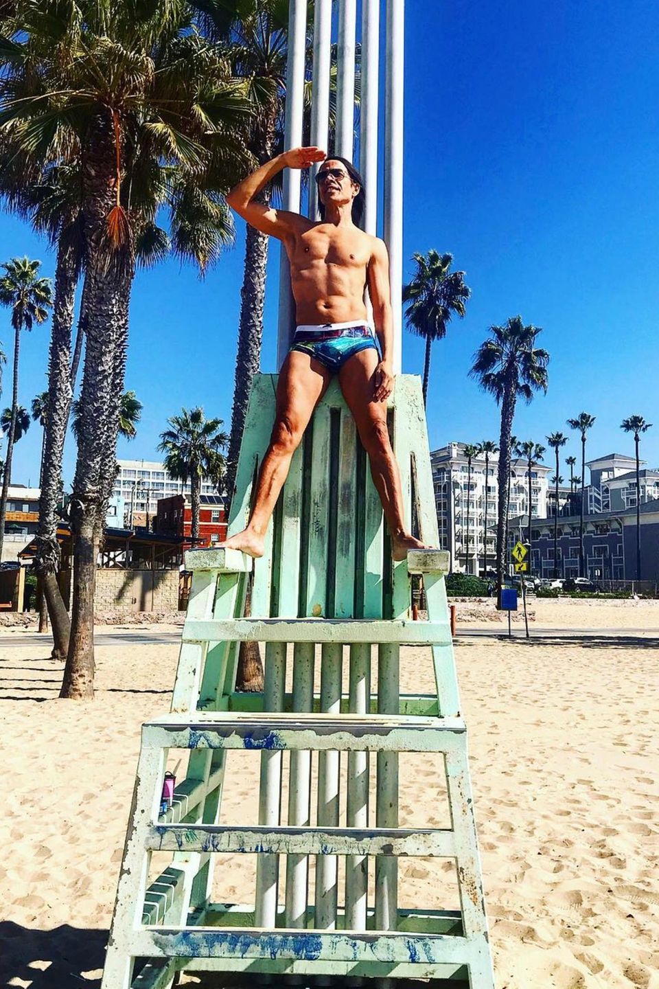 Jorge Gonzalez spielt am Pier von Santa Monica Baywatch und zeigt dabei seinen durchtrainierten Körper. 