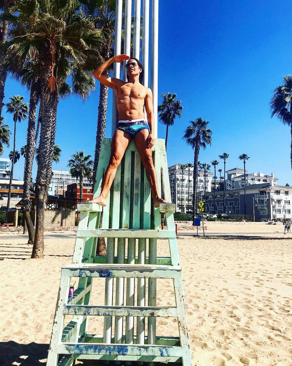 Jorge Gonzalez spielt am Pier von Santa Monica Baywatch und zeigt dabei seinen durchtrainierten Körper. Jorge Gonzalez spielt am Pier von Santa Monica Baywatch und zeigt dabei seinen durchtrainierten Körper.