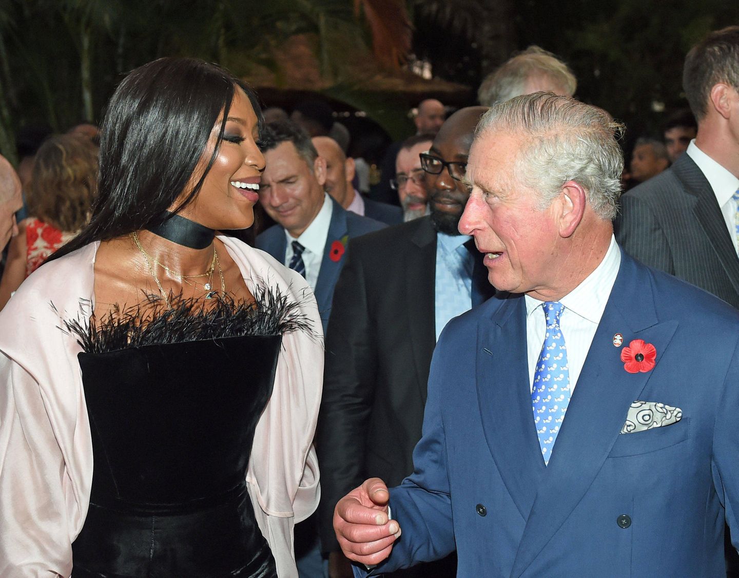 Der Prinz und die Fashion-Queen: Bei einem Empfang in Nigeria trifft die Modelikone auf den britischen Thronfolger. Das ungleiche Gespann hat dabei sichtlich Spaß. 