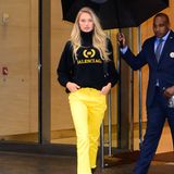 Nachdem sie ihre Looks bekommen haben, verlassen die Models das Gebäude von "Victoria's Secret" in NYC wieder. Romee Strijd erstrahlt mit einer quietschgelben Hose und lächelt leicht. Bei ihr scheint alles gesessen zu haben.