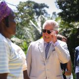 8. November 2018  Bei seinem Besuch des Dorfes Abuja in Nigeria ist Prinz Charles zum Scherzen aufgelegt. 