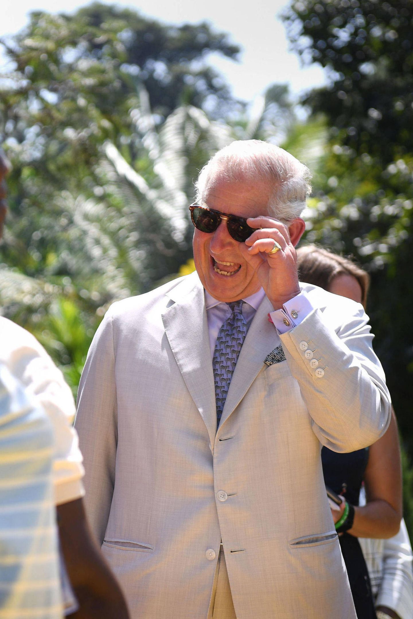 8. November 2018  Bei seinem Besuch des Dorfes Abuja in Nigeria ist Prinz Charles zum Scherzen aufgelegt. 