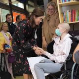 8. November 2018  Während ihrer Italienreise besucht Prinzessin Mary ein Kinderkrankenhaus. Liebevoll begrüßt die dänische Thronfolgerin die Kinder. 