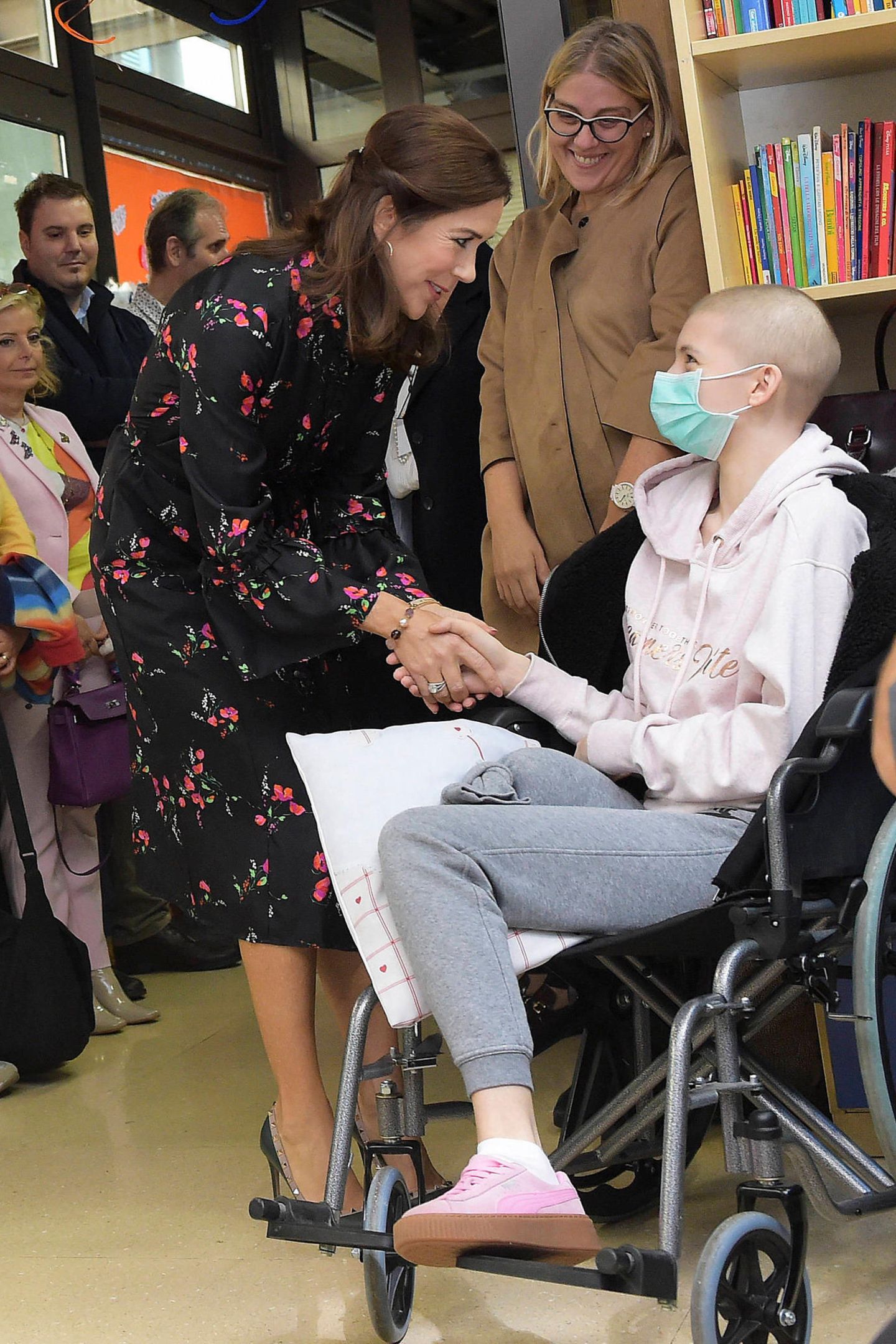 8. November 2018  Während ihrer Italienreise besucht Prinzessin Mary ein Kinderkrankenhaus. Liebevoll begrüßt die dänische Thronfolgerin die Kinder. 