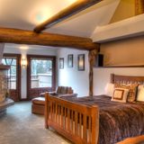 Warme Farben, Holz und kuschelige Decken und Felle machen das ehemalige Schlafzimmer von Bruce Willis zum Wohlfühlparadies.