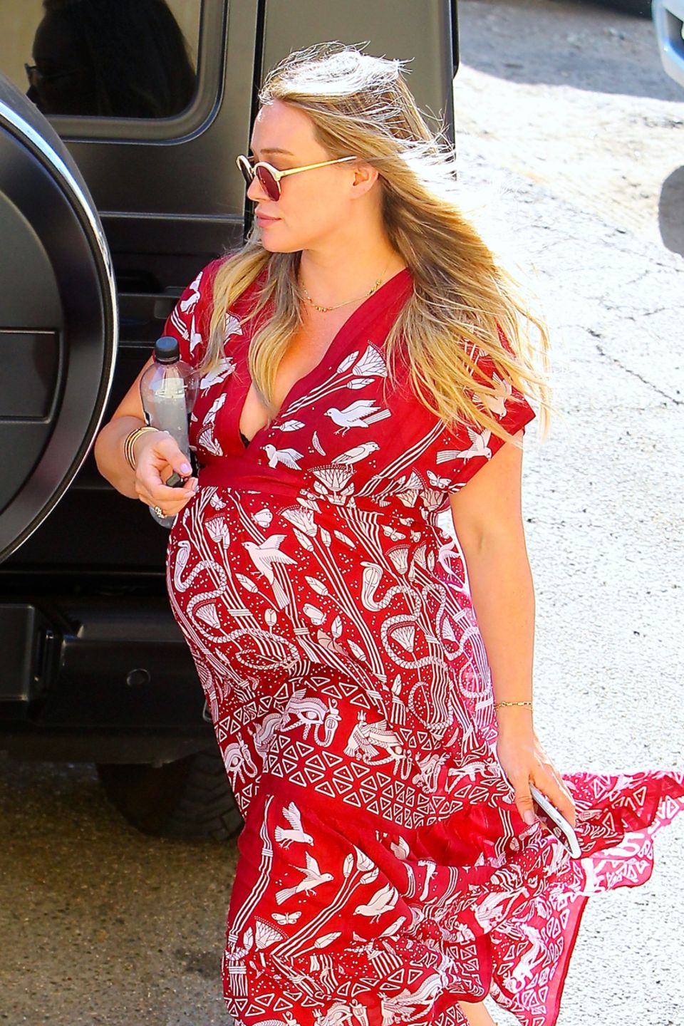 Hilary Duffs Babykugel ist im September 2018 runder denn je. In einem flattrigen rot-weiß gemusterten Tunika-Kleid macht die Schauspielerin auf den Straßen Los Angeles' eine tolle Figur. Wenige Wochen später ... 