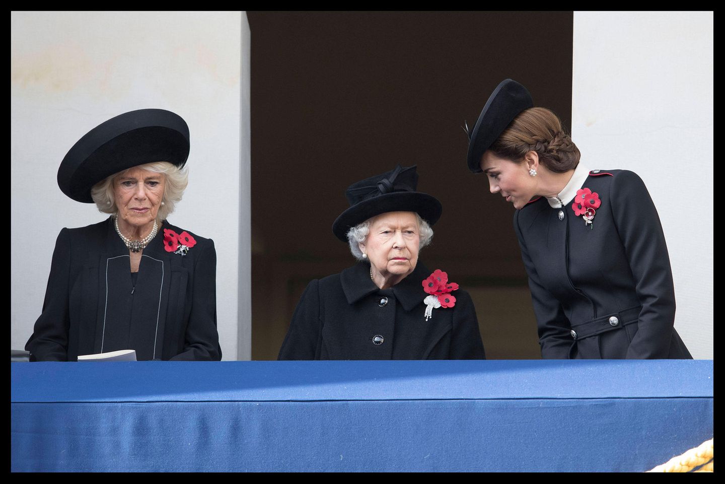 11. November 2018   Herzogin Camilla, Königin Elizabeth II und Herzogin Catherine nehmen ebenfalls an der Gedenkfeier am Kenotaph in London teil.