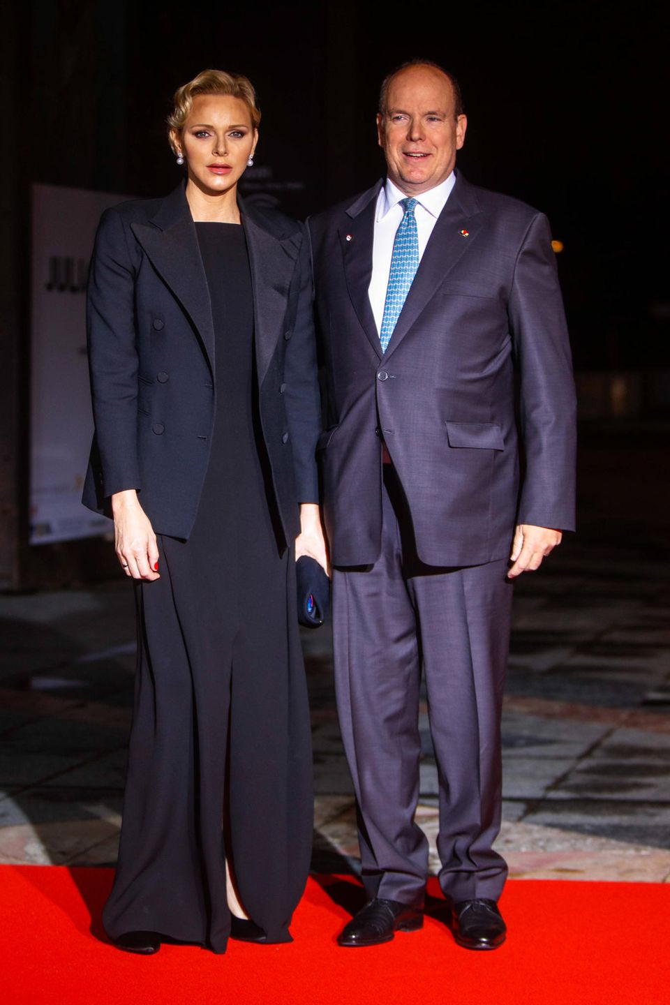 Zum Staatsdinner in Paris zeigt sich Fürstin Charlène in einer bodenlangen Abendrobe mit sexy Beinschlitz. Dazu kombiniert sie einen Blazer. Zum Staatsdinner in Paris zeigt sich Fürstin Charlène in einer bodenlangen Abendrobe mit sexy Beinschlitz. Dazu kombiniert sie einen Blazer.