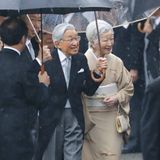 9. November 2018  Trotz strömenden Regens haben Kaiserin Michiko und Kaiser Akihito beste Laune als bei der Gartenparty des Akasaka Palasts eintreffen. Es ist die letzte Gartenparty von Kaiser Akihito vor sei​ner Abdankung.