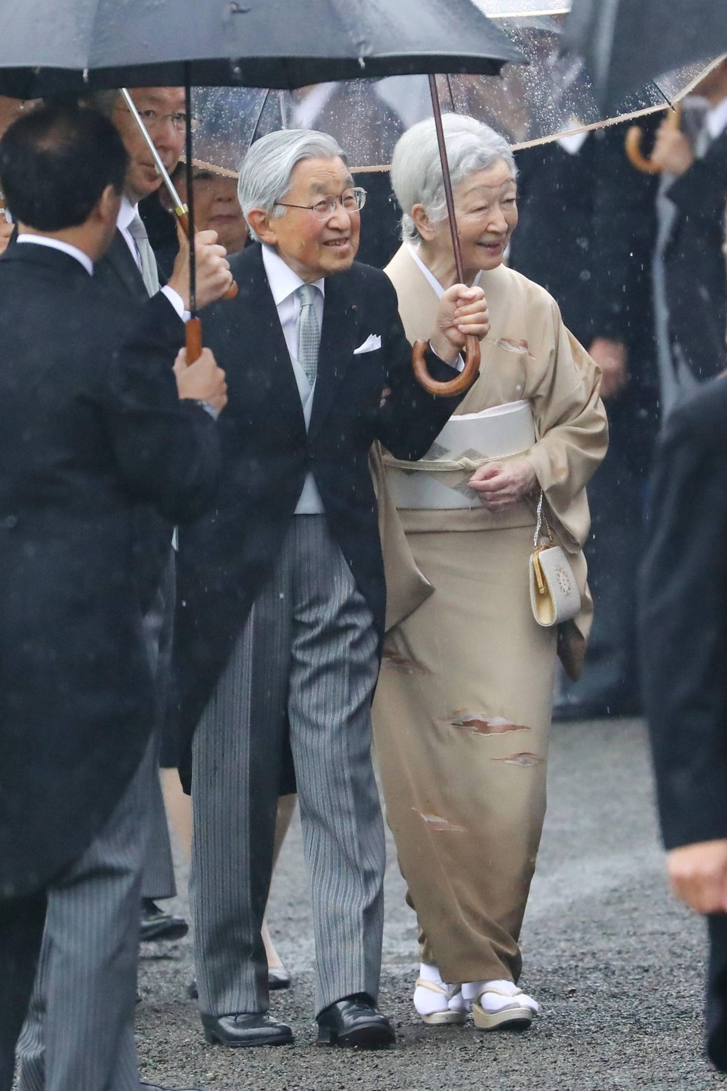 9. November 2018  Trotz strömenden Regens haben Kaiserin Michiko und Kaiser Akihito beste Laune als bei der Gartenparty des Akasaka Palasts eintreffen. Es ist die letzte Gartenparty von Kaiser Akihito vor sei​ner Abdankung.