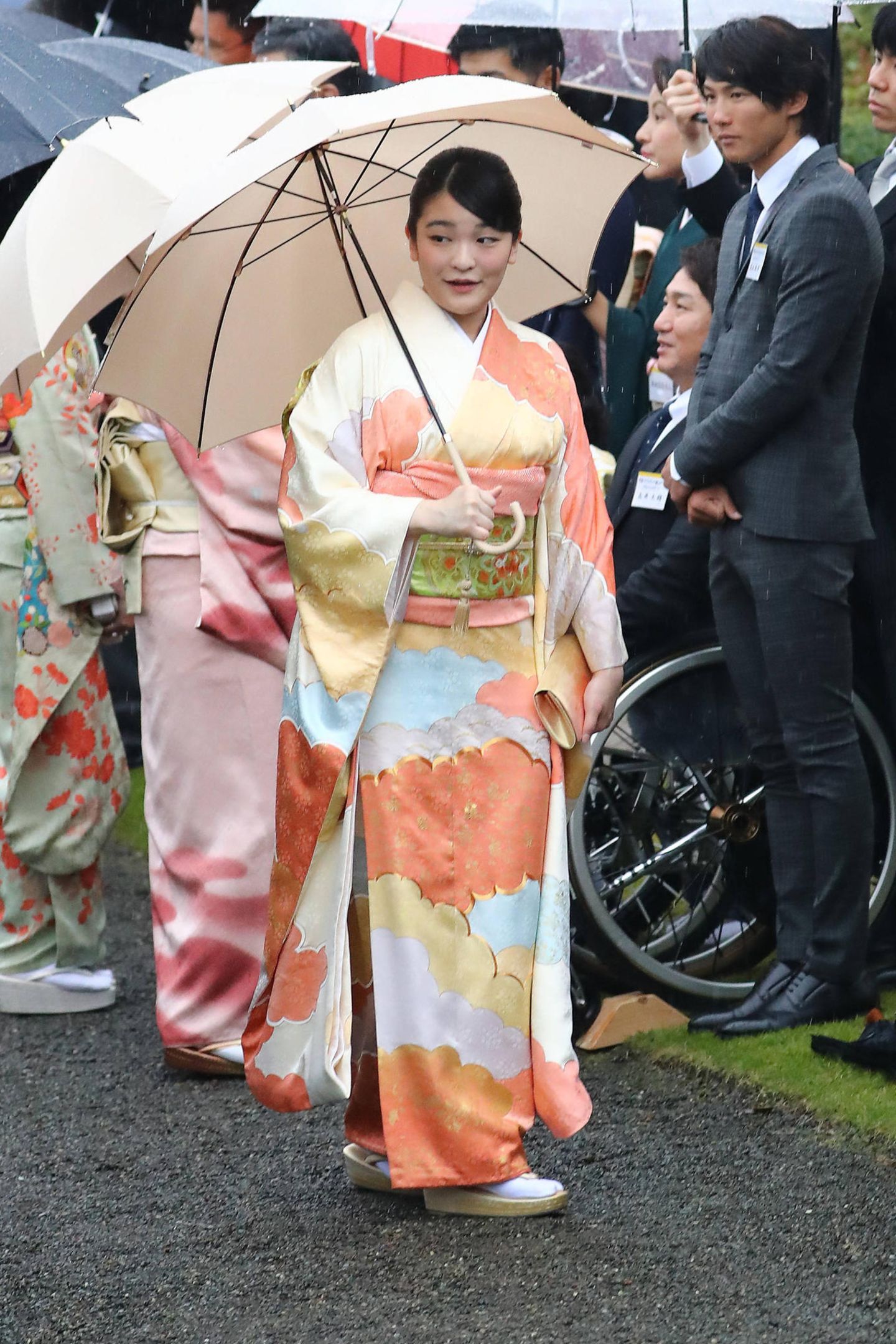 9. November 2018  Was geht Prinzessin Mako von Japan wohl in diesen Momenten durch den Kopf? Die Prinzessin nimmt mit der Kaiserfamilie an der letzten Gartenparty von Kaiser Akihito teil.Doch die Prinzessin bewahrt die Haltung:  Ein Lächeln zwängt Mako zwar hervor, dabei wäre sie unter normalen Umständen gar nich Denn vor knapp einer Woche hätte sie heiraten sollen, wäre nicht so einiges schief gelaufen, denn die Hochzeit mit Kei Komuro wurde mehr oder weniger abgesagt.      