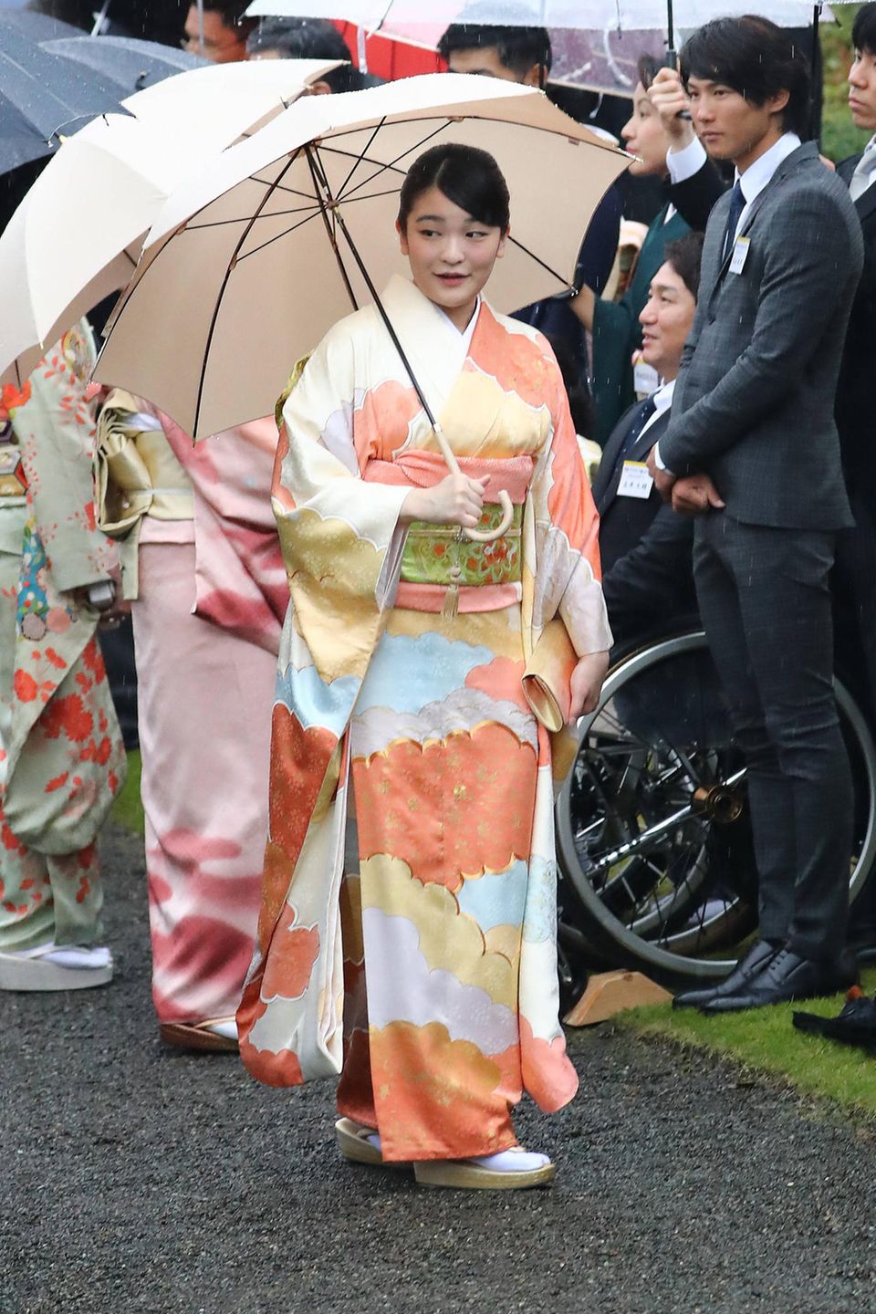 Prinzessin Mako, die Enkeln des Kaisers, hat sich für den besonderen Anlass einen bunten Kimono übergestreift Prinzessin Mako, die Enkeln des Kaisers, hat sich für den besonderen Anlass einen bunten Kimono übergestreift