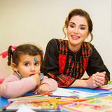 Königin Rania besucht das Kulturzentrum Prince Hussein bin Abdullah II in Ma’an, Jordanien. Für ihr Treffen mit Frauen, die sich in besonderem Maße für die Gemeinde engagieren, setzte Rania auf ein traditionelles jordanisches Kleid. Das schwarze Gewand ist am Oberkörper und an den Ärmeln mit Stickereien in den Farben Rot, Blau und Gelb verziert.