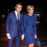 Strahlend blauer Partnerlook: Zum Staatsdinner zum 100. Jubiläum des Ende des Ersten Weltkrieges im Museum d'Orsay in Paris​, zeigen sich Brigitte Macron und Ehemann Emmanuel Macron in farblich aufeinander abgestimmten Looks. Emmanuel trägt einen klassischen Anzug, Brigitte setzt auf eine Kombination aus Rock und Blazer. 