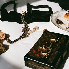 1,6 Millionen Follower auf Instagram, Tausende Euro im Kleiderschrank: BH von Dolce & Gabbana, 358 Euro, Ohrringe von Céline, 1800 Euro, Handtasche "Petite Malle" von Louis Vuitton, 3800 Euro, Kettengürtel "Anachronisme" von Louis Vuitton, 1800 Euro, Stiefeletten von Ayede, 325 Euro