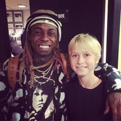 13. November 2018  Da schaut aber einer happy. Alexander Pete trifft den Rapper Lil Wayne. Stolz posiert der kleine Fan mit seinem bekannten Idol. 