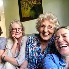 13. November 2018  Diese Ladies haben so richtig Spaß. Naomi Watts posiert für ein Bild auf Social Media mit ihrer Mutter ( Mitte) und ihrer Großmutter( rechts daneben). 