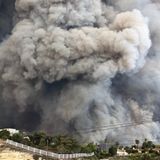 "Unser Haus ist irgendwo dadrin", kommentiert April Love Geary ihr Foto vom Flammenmeer. "Ich bin so traurig und so dankbar, dass wir alle es sicher herausgeschafft haben. Ich bete für alle in Malibu, unsere Stadt steht in Flammen."
