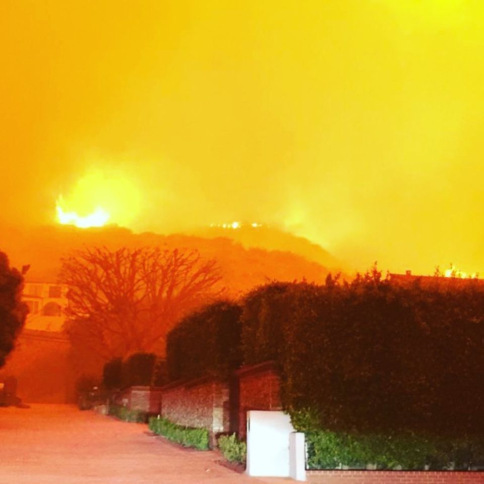 Die Flammen fressen sich bedrohlich nah an das Haus heran.