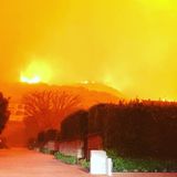 Die Flammen fressen sich bedrohlich nah an das Haus heran.