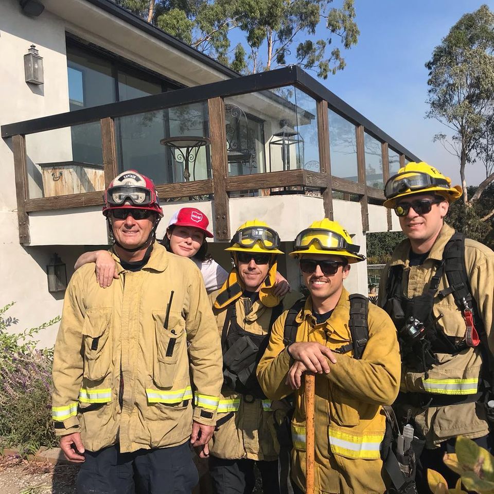 Shannen Doherty unterstützt die Feuerwehrmänner, die im Kampf gegen die Flammen ihr Leben riskieren. Shannen Doherty unterstützt die Feuerwehrmänner, die im Kampf gegen die Flammen ihr Leben riskieren.