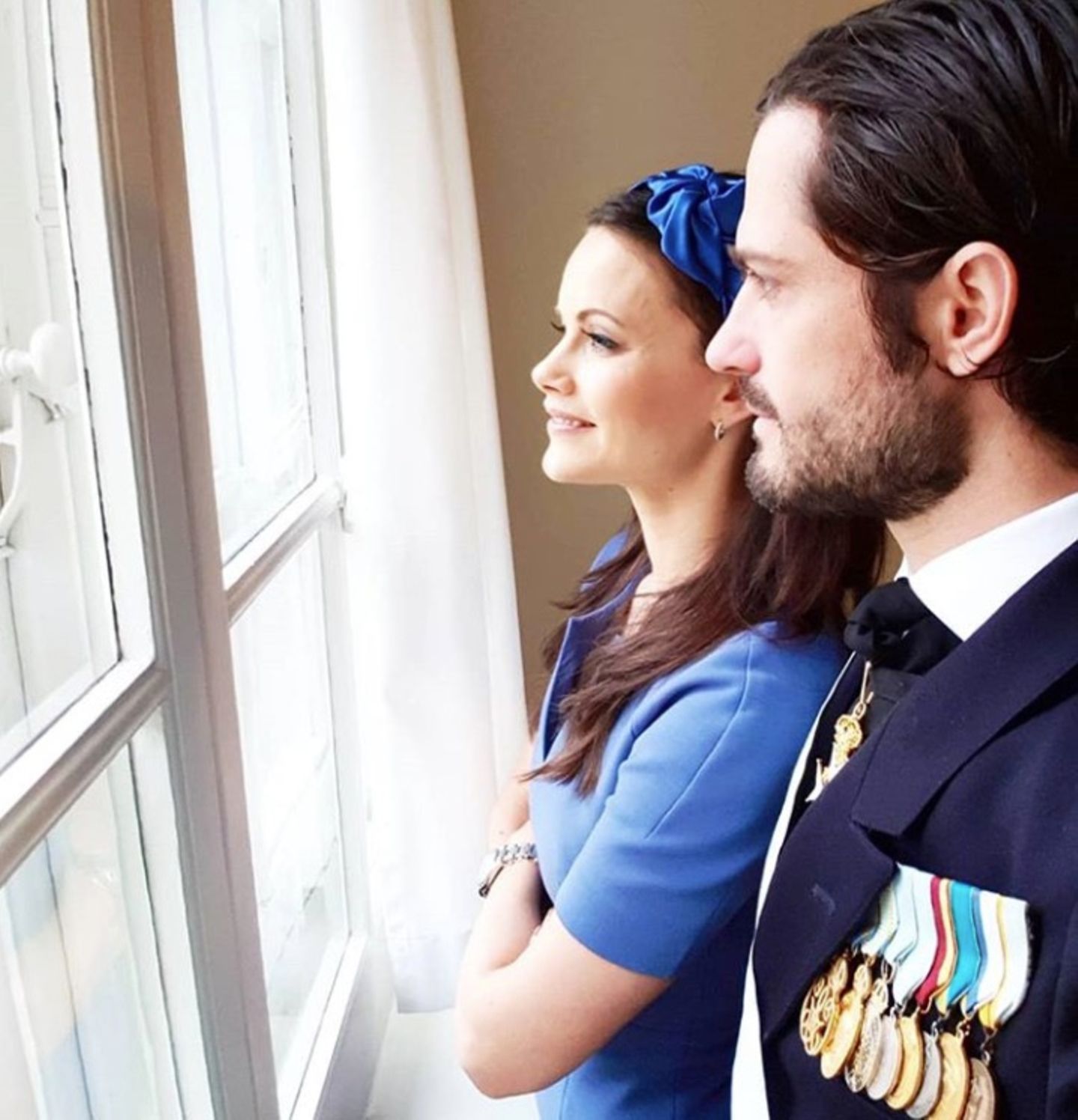13. November 2018   Prinzessin Sofia und Prinz Carl Philip scheinen sich auf den italienischen Staatsbesuch zu freuen. Aus dem Fenster beobachten sie Italiens Präsidenten Sergio Mattarella beim Betreten des Innenhofs des Stockholmer Palasts.